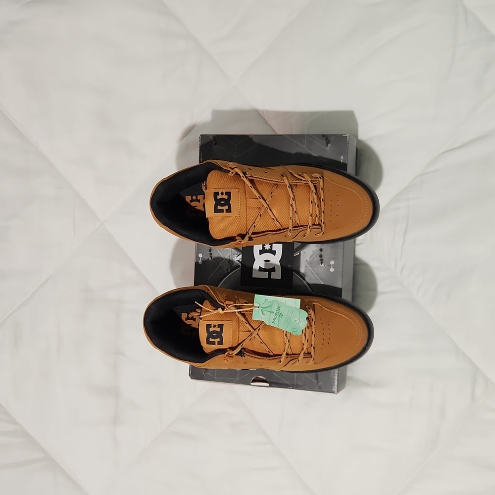 Brand new DC shoes size 9 wheat colored leather